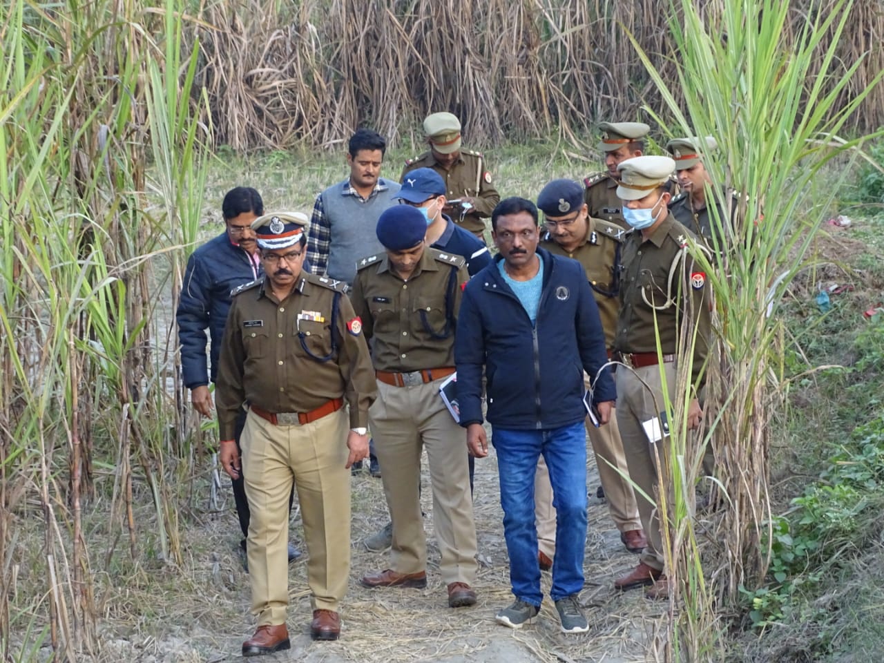 पीलीभीत:अविनाश चंद्र अपर पुलिस महानिदेशक बरेली जोन बरेली द्वारा जनपद पीलीभीत के थाना बरखेड़ा क्षेत्र के घटित घटना के घटनास्थल का निरीक्षण किया।