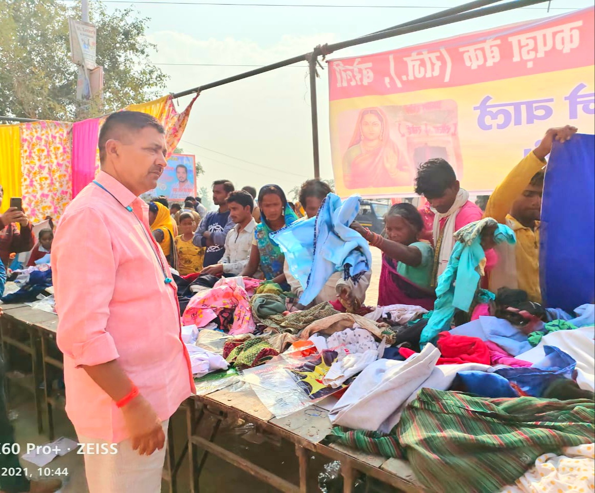 बरेली - बिथरी विधायक पप्पू भरतौल ने भंडारा कर गरीब असहाय लोगों को बाटें वस्त्र।