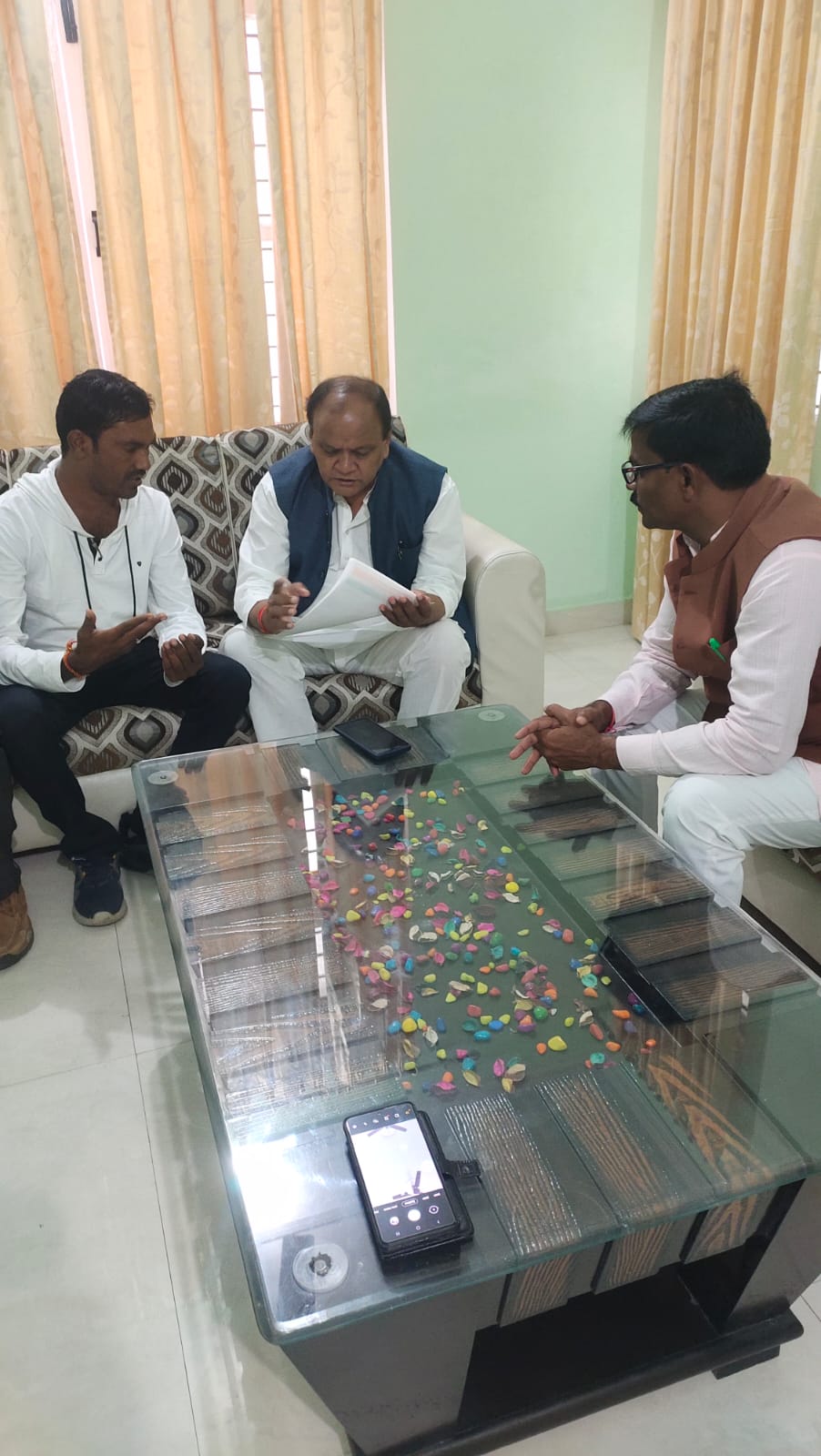पीलीभीत:बंगाली समाज की लंबे समय से चल रही समस्या को लेकर राजस्व राज्यमंत्री छत्रपाल गंगवार से मुलाकात की।