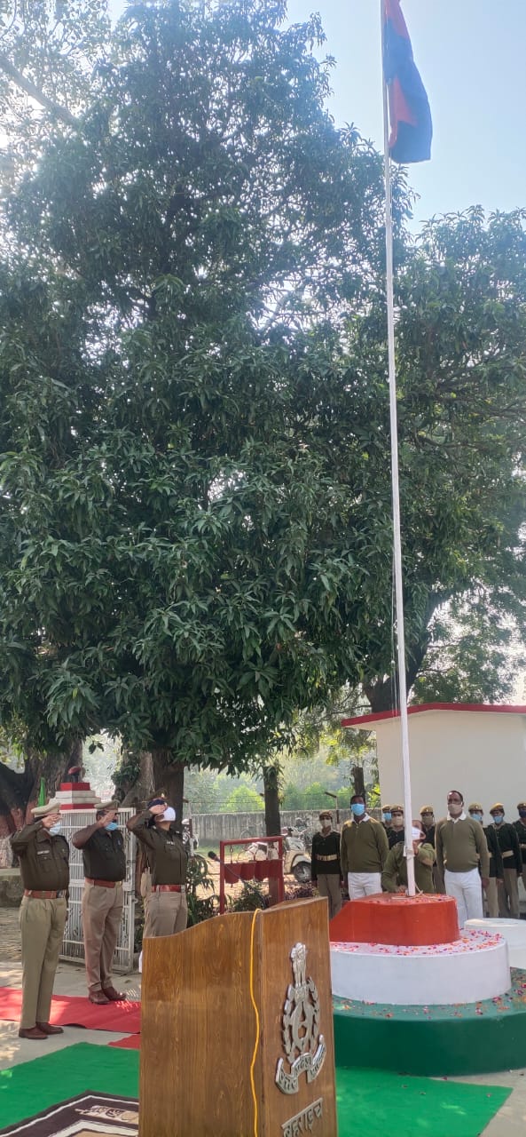 बहराइच:पुलिस झण्डा दिवस के अवसर पर पुलिस अधीक्षक बहराइच द्वारा पुलिस लाइन में झंडा रोहण किया गया