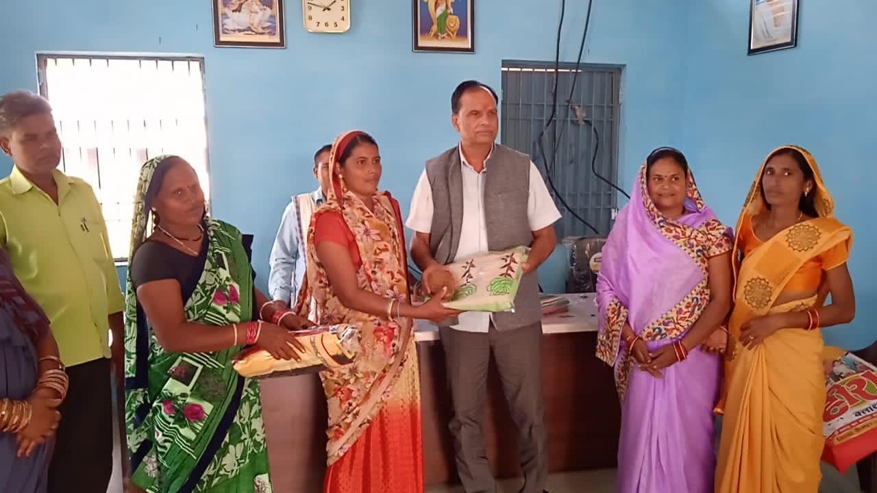 रायपुर:-बोइरझिटी मे मितानिनों को श्रीफल व साड़ी देकर सम्मानित किया ।