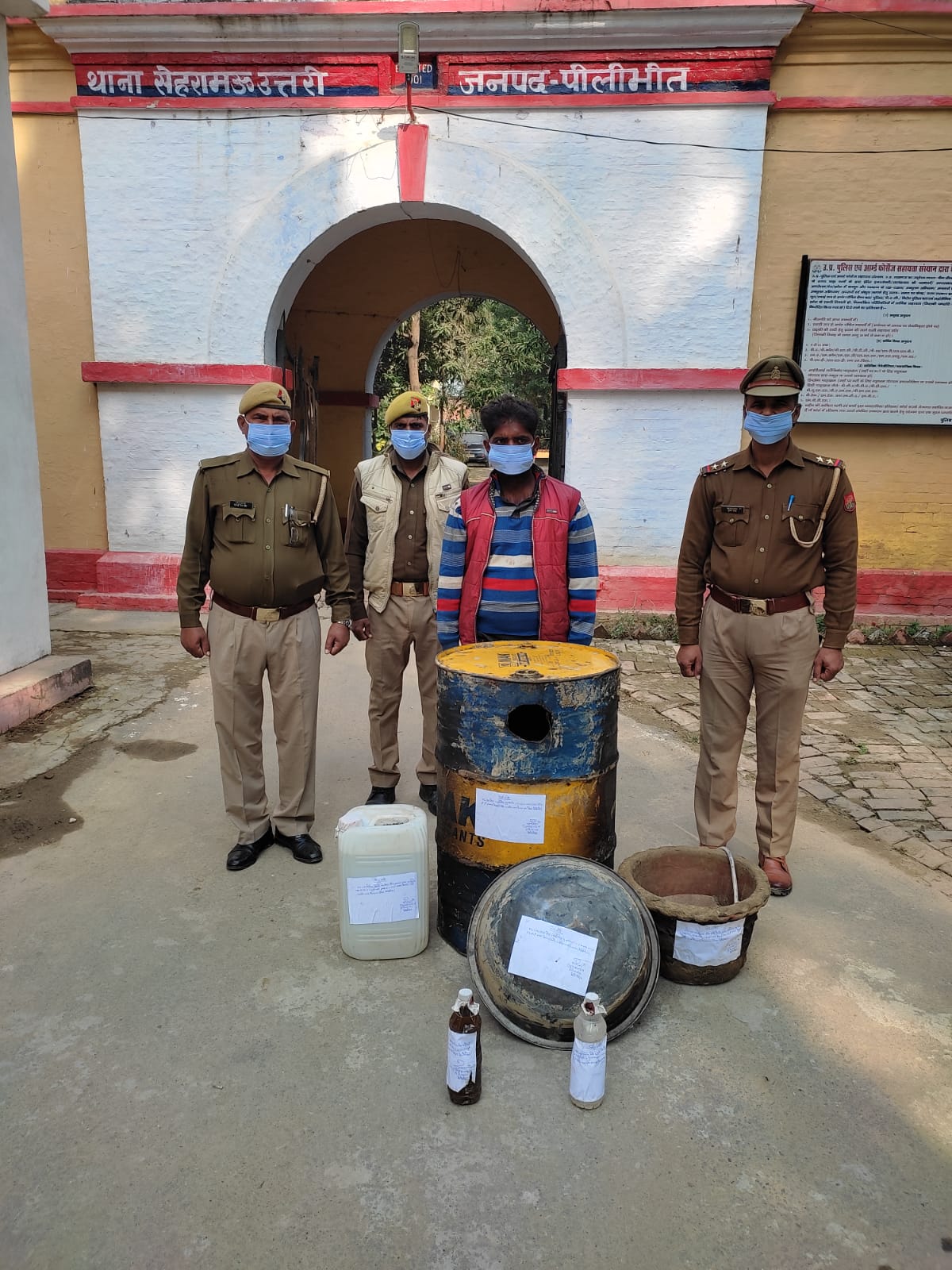 पीलीभीत: प्रभारी निरीक्षक योगेश कुमार ने कच्ची शराब के साथ युवक को किया गिरफ्तार।