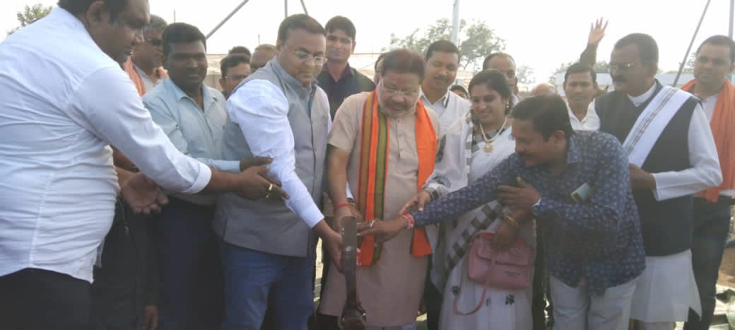 रायपुर:-बाजार भाटापारा विकास खण्ड सिमगा के ग्राम पंचायत हथबन्द में पानी टंकी का भूमि पूजन व् विभिन्न कार्यो का शिलान्यास किया गया