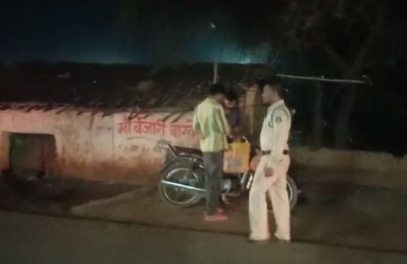 रायपुर:-पुलिस ने शराब दुकान के पास मुख्य मार्ग पर लगे ठेले-गुमटियों को हटाया