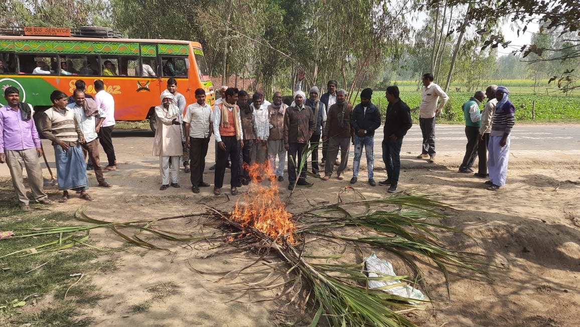 बरेली - आँवला तहसील क्षेत्र में किसानों ने गन्ना जलाकर जताया विरोध,विधायक से भी की गई शिकायत।