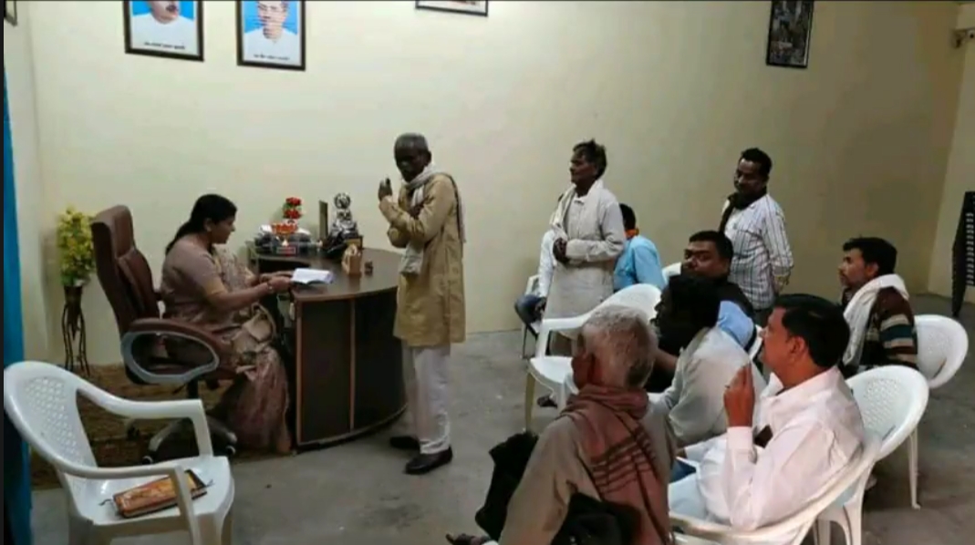 इटावा: सदर विधायक ने जनता दरबार लगाकर सुनी लोगों   की समस्या