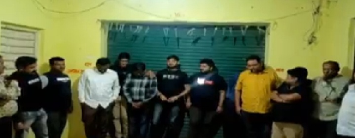 रायपुर :- तिल्दा नेवरा क्षेत्र में लाखो का जुवा चल रहा था,पुलिस की टीम घेरा बंदी कर पकड़ा।