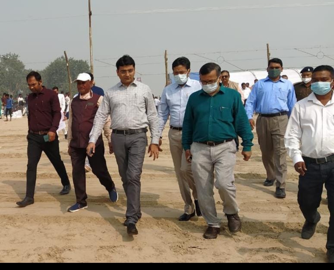 प्रयागराज :जिलाधिकारी संगम क्षेत्र सहित अन्य स्थलों का भ्रमण कर छठ पूजा की तैयारियों का लिया जायजा