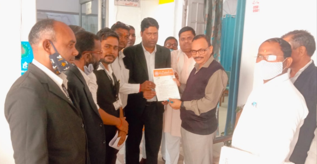 बरेली - हिंदू जागरण मंच ब्रज प्रांत की बरेली इकाई के द्वारा सनराइज ओवर अयोध्या पुस्तक को जलाने की मांग।