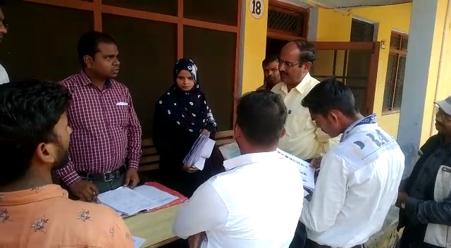 बरेली - एसडीएम आँवला ने सिरौली नगर पंचायत में बूथों का किया निरीक्षण बीएलओ को शक्ति से काम करने के दियें निर्देश।