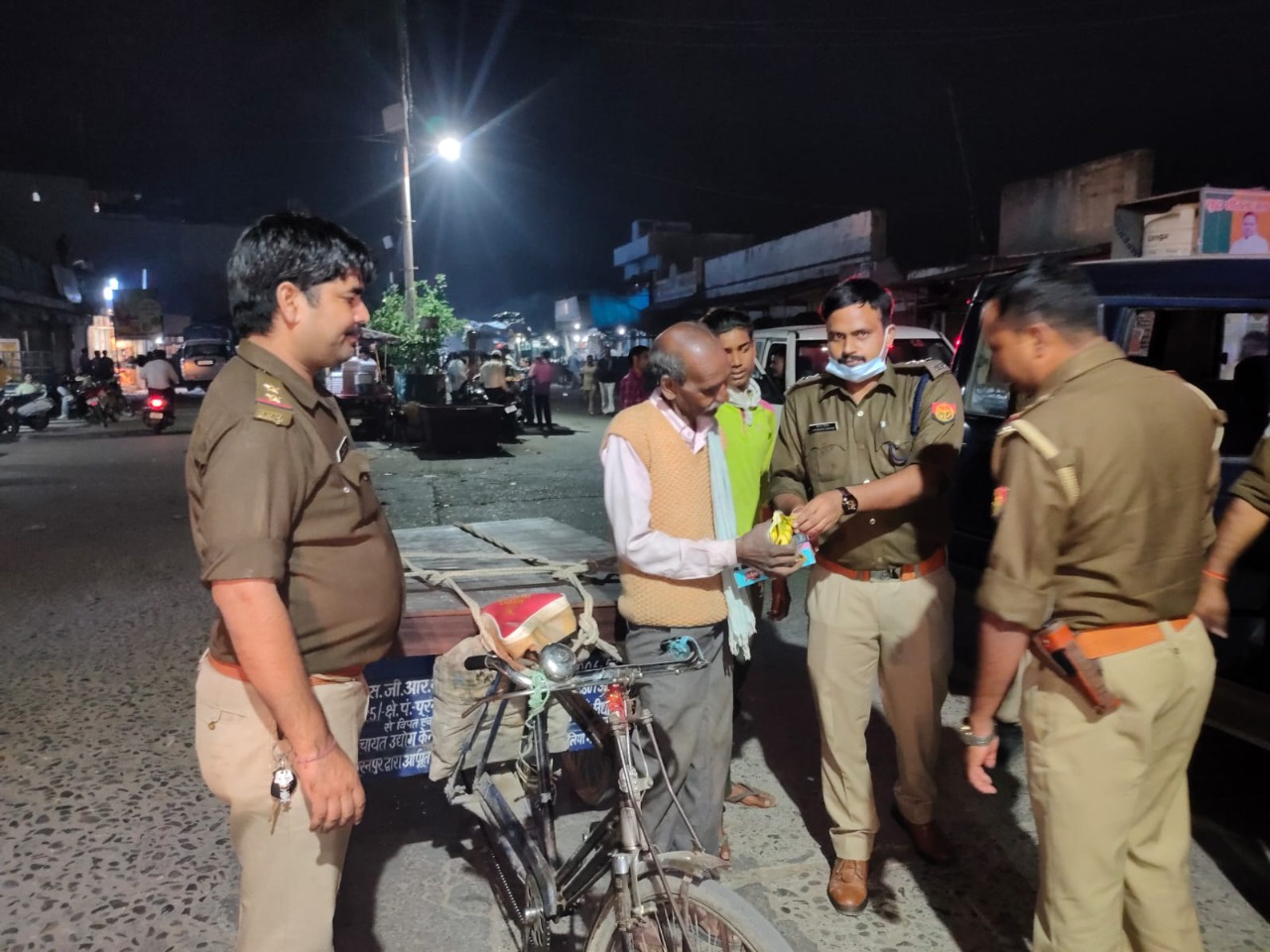 पीलीभीत :दीपावली की पूर्व संध्या पर अपर पुलिस अधीक्षक पीलीभीत व क्षेत्राधिकारी पूरनपुर, क्षेत्राधिकारी बीसलपुर एवं प्रभारी निरीक्षक बरखेड़ा द्वारा अपने-अपने क्षेत्र के गरीब एवं असहाय परिवार एवं बच्चों के बीच जाकर मिठाई, फल, मोमबत्ती, दिए, इत्यादि वितरित किए गए।