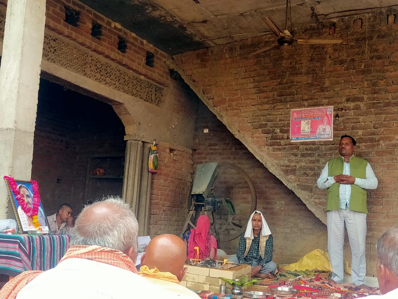 मैनपुरी :जिला पंचायत सदस्य कन्नौज गीतम सिंह पाल शांति हवन में शोक संवेदना व्यक्त करने पहुंचे