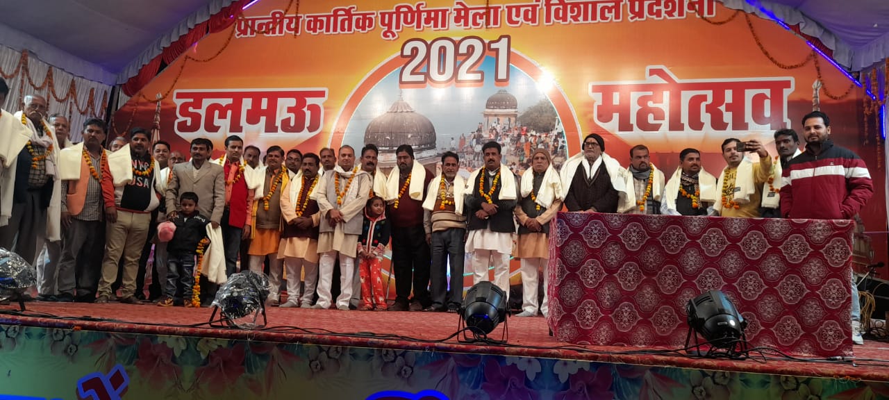 रायबरेली: समाजसेवी वह मेला सहयोगियों का नगर पंचायत अध्यक्ष पंडित बृजेश गौड़ के द्वारा किया गया सम्मान