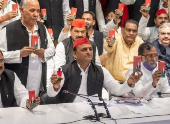 अखिलेश यादव ने लॉन्च की 'समाजवादी परफ्यूम', बीजेपी ने किया तंज