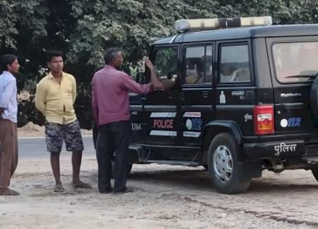 रायबरेली-112 पी आर वी में तैनात पुलिसकर्मी खुलेआम खेल रहे है खेल,फ़ोटो वायरल\