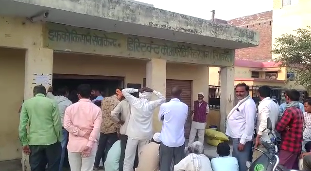 बरेली - डीएपी खाद को लेकर आज पूरे दिन मची मारामारी भीड़ की गुस्सा को देखते हुए ।मोके पर पहुंची थाना सिरौली पुलिस ने टोकन के माध्यम से वितरण कराई खाद।