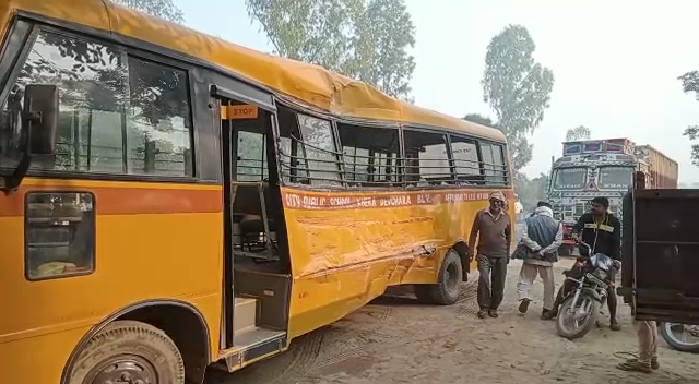 बरेली - बरेली बदायूँ रोडचाड़पुर मोड़ पर डब्ल बस रिंकू ट्रेवल्स ने स्कूल बस में मारी टक्कर दो दर्जन से अधिक बच्चे हुए घायल।