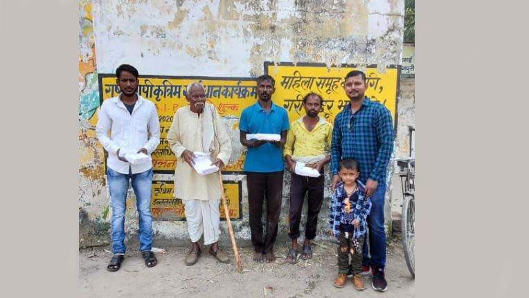 मैनपुरी : दीवाली पर कंमांडो ओमपाल सिंह गरीब परिवारों के लिए बने सहारा
