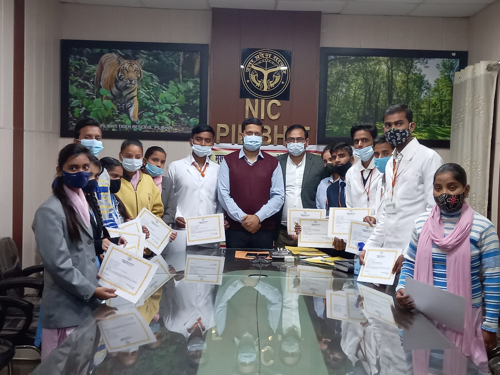 पीलीभीत:छात्रवृत्ति योजना के अन्तर्गत जिलाधिकारी द्वारा छात्र/छात्राओं को प्रदान किये गये स्वीकृति पत्र।