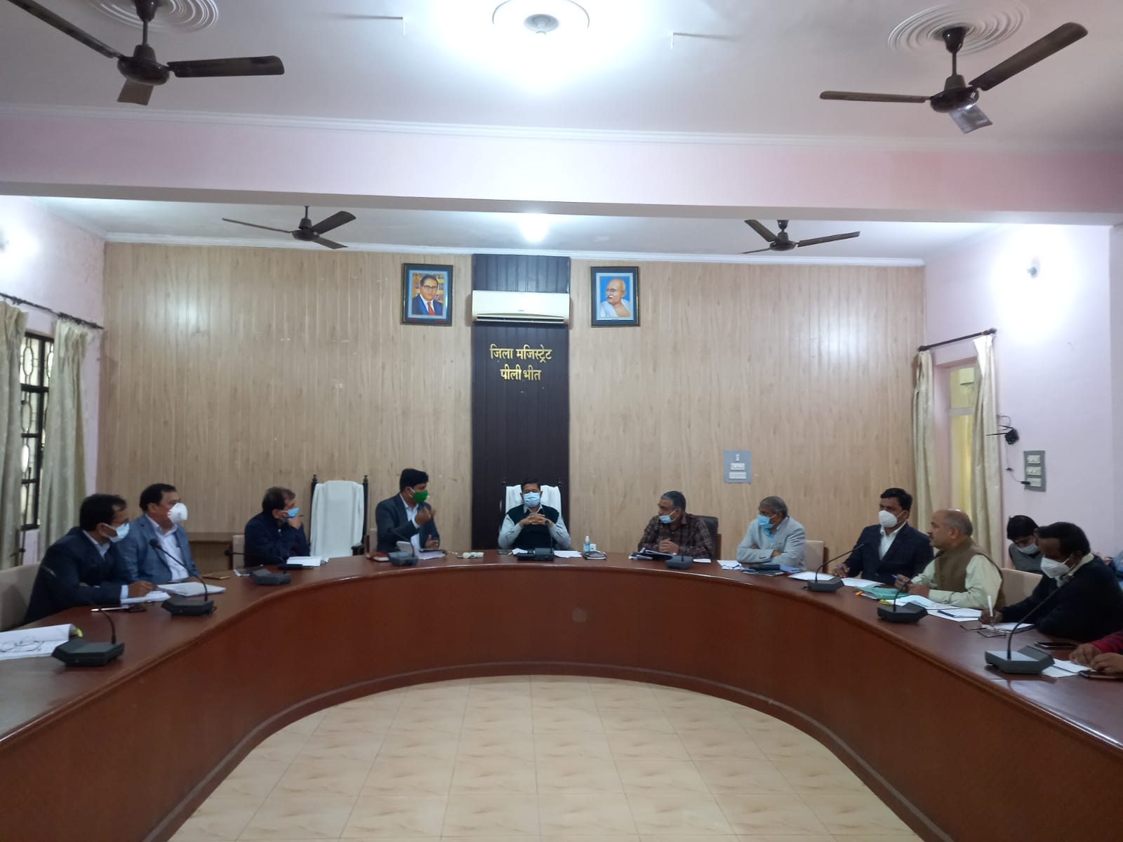 पीलीभीत:जिलाधिकारी की अध्यक्षता में उद्योग एवं व्यापार बन्धु की समीक्षा बैठक सम्पन्न।