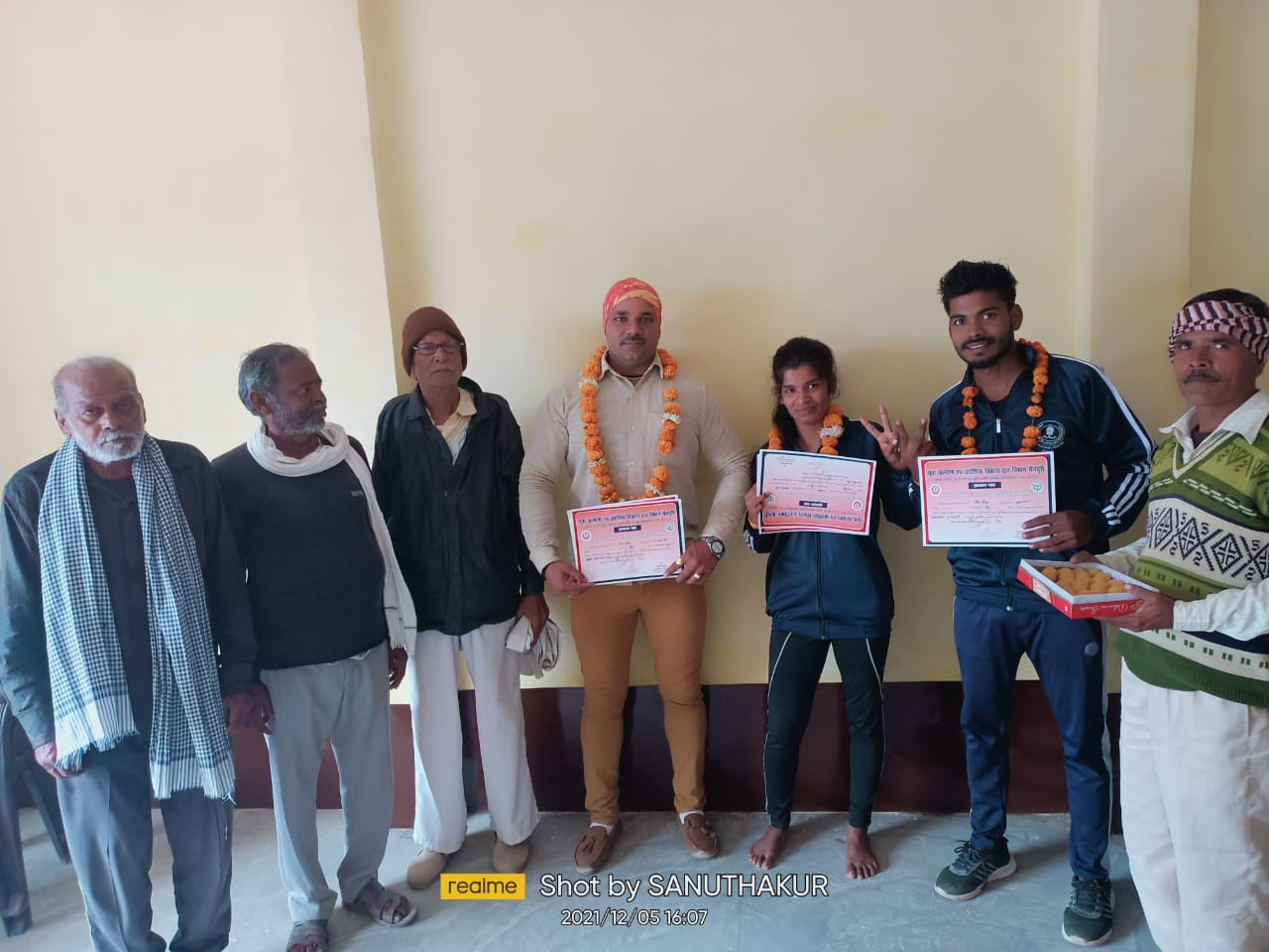 मैनपुरी:अलग अलग प्रतिस्पर्धाओं में युवा ग्राम प्रधान समेत चार ने किया क्षेत्र का नाम रोशन