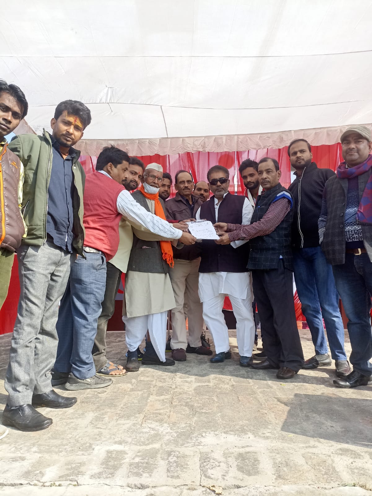 फर्रुखाबाद: उत्तर प्रदेश के उद्योग व्यापार मंडल के प्रदेश उपाध्यक्ष, नगर अध्यक्ष एवं  महामंत्री के नेतृत्व में जिला अधिकारी व सदर विधायक को नामित सौंपा ज्ञापन