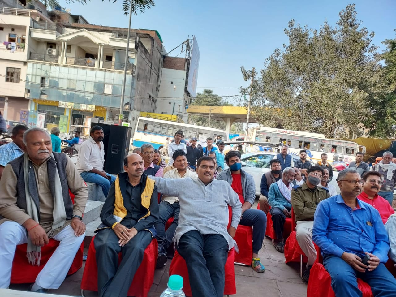 प्रयागराज: बस/ट्रक/आटो/ई-रिक्शा तथा टैक्सी चालकों के यूनियनों के पदाधिकारियों के साथ सड़क सुरक्षा सम्बन्धित जागरूकता कार्यक्रम का किया गया आयोजन