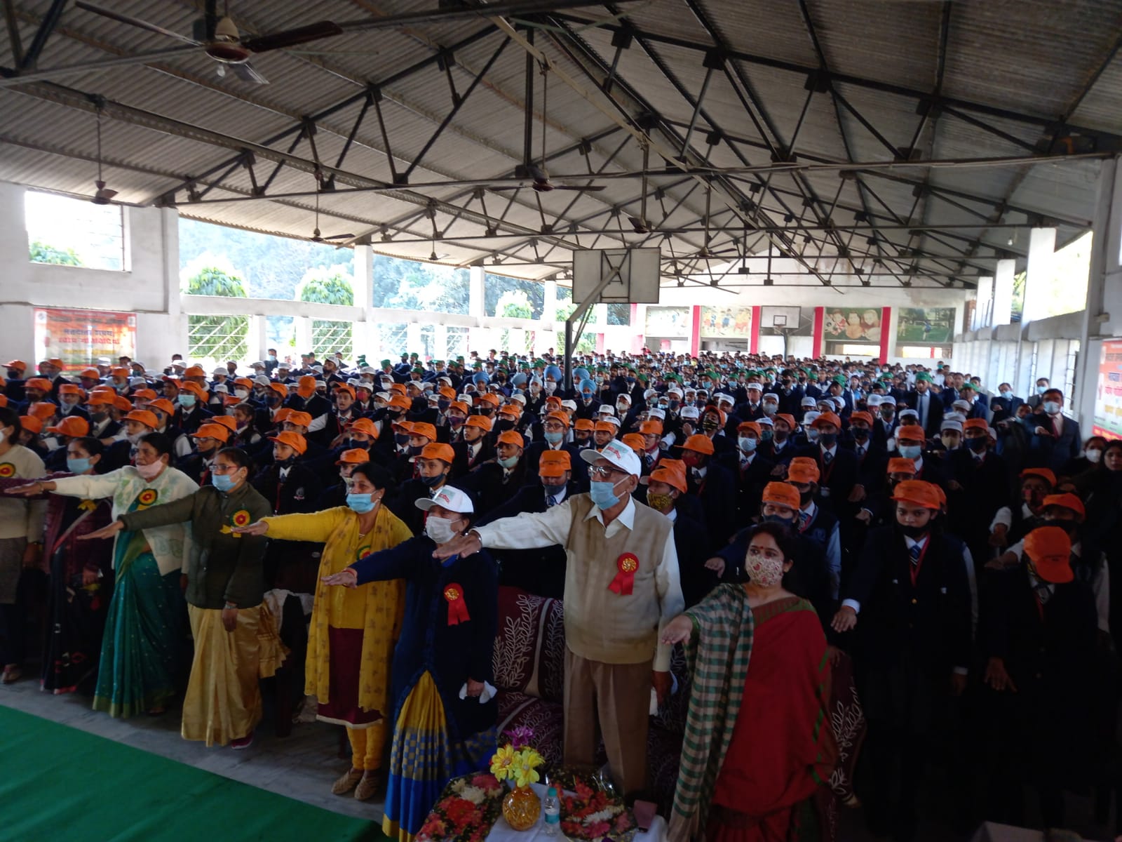पीलीभीत: जिला निर्वाचन अधिकारी द्वारा कॉलेज के छात्र/छात्राओं व अध्यापकगणों को दिलाई गई मतदाता शपथ।