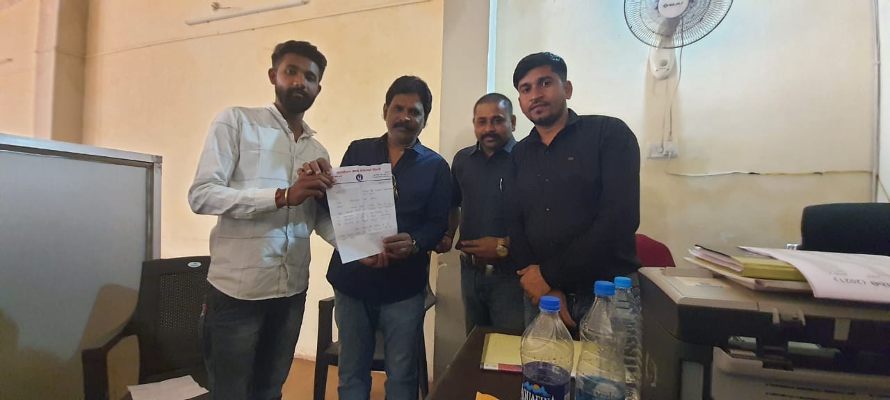 रायपुर:-ग्राम के विकास के लिए विधायक प्रतिनिधि को सौपा गया ज्ञापन