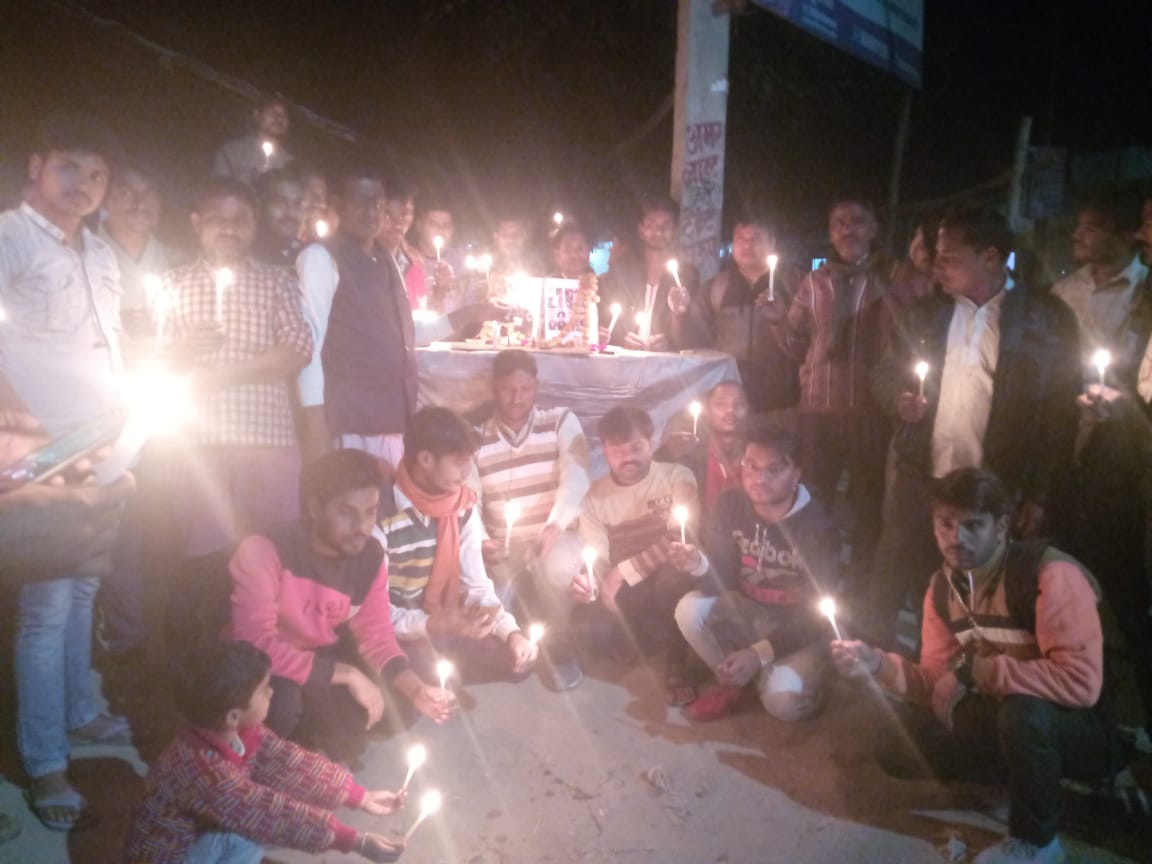 सीतापुर:हवाई हादसे में शहीद जवानों को दुकानदारो ने दी भाव पूर्ण श्रद्धाजंलि