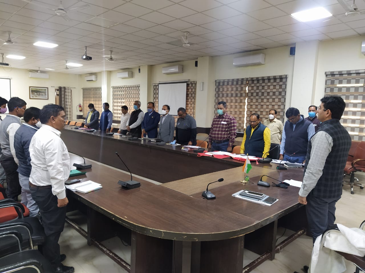 प्रयागराज: हेलीकाॅप्टर हादसे में देश के पहले सीडीएस जनरल विपिन रावत उनकी पत्नी मधुलिका रावत सहित अन्य लोगो के आकस्मिक निधन पर संगम सभागार में दो मिनट का मौन रखकर मृत आत्माओं की शांति के लिए की गयी प्रार्थना