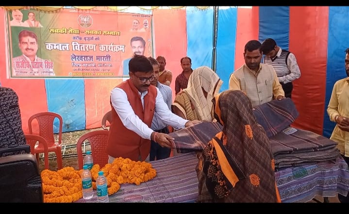 पीलीभीत : जिला महामंत्री लेखराज भारती गुलडिया भूपसिंह व दिलावरपुर में कैंप लगाकर गरीब बुजुर्गों को कंबल वितरण किये।