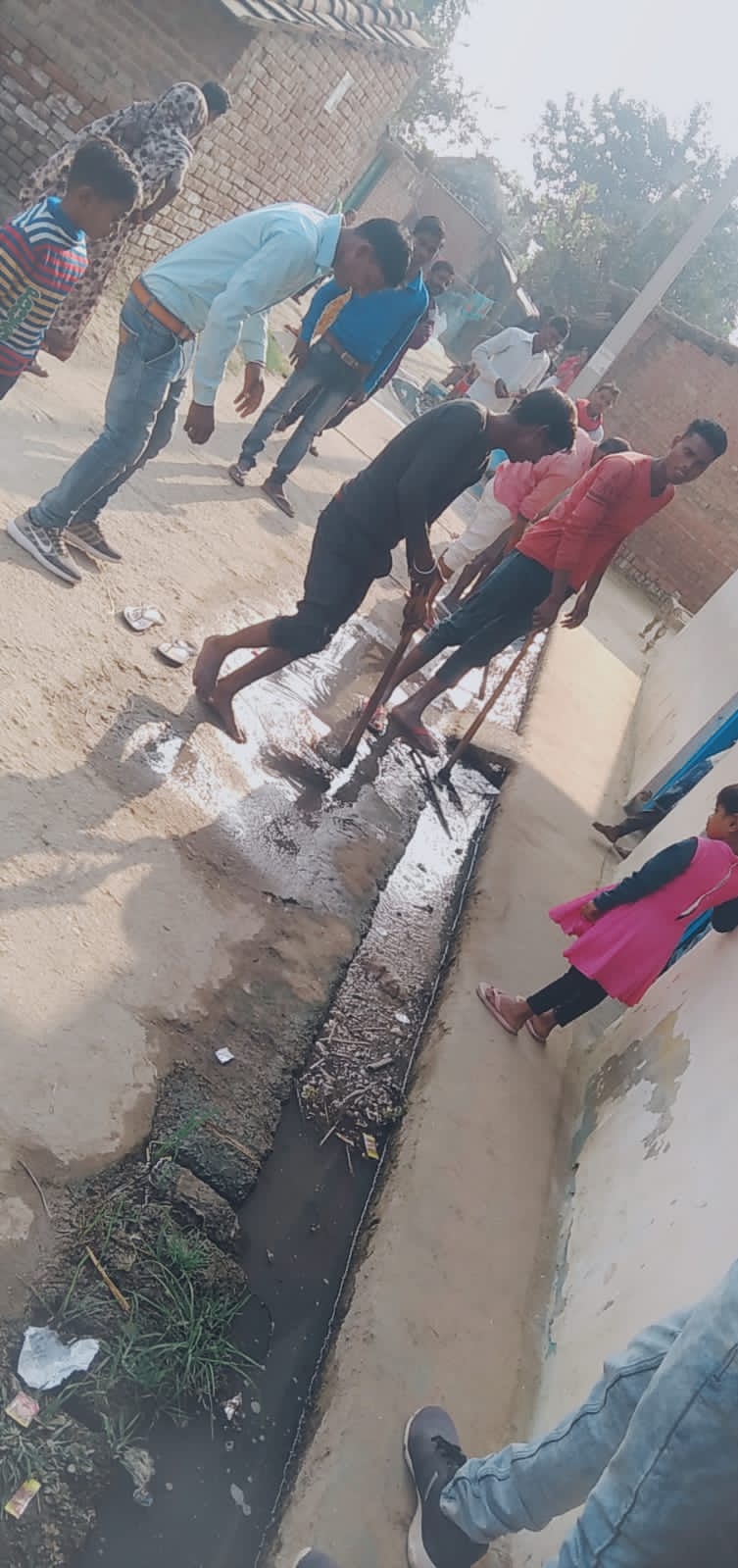 पीलीभीत: सफाई कर्मचारियों के न आने से खुद सफाई करने पर मजबूर ग्रामीण।