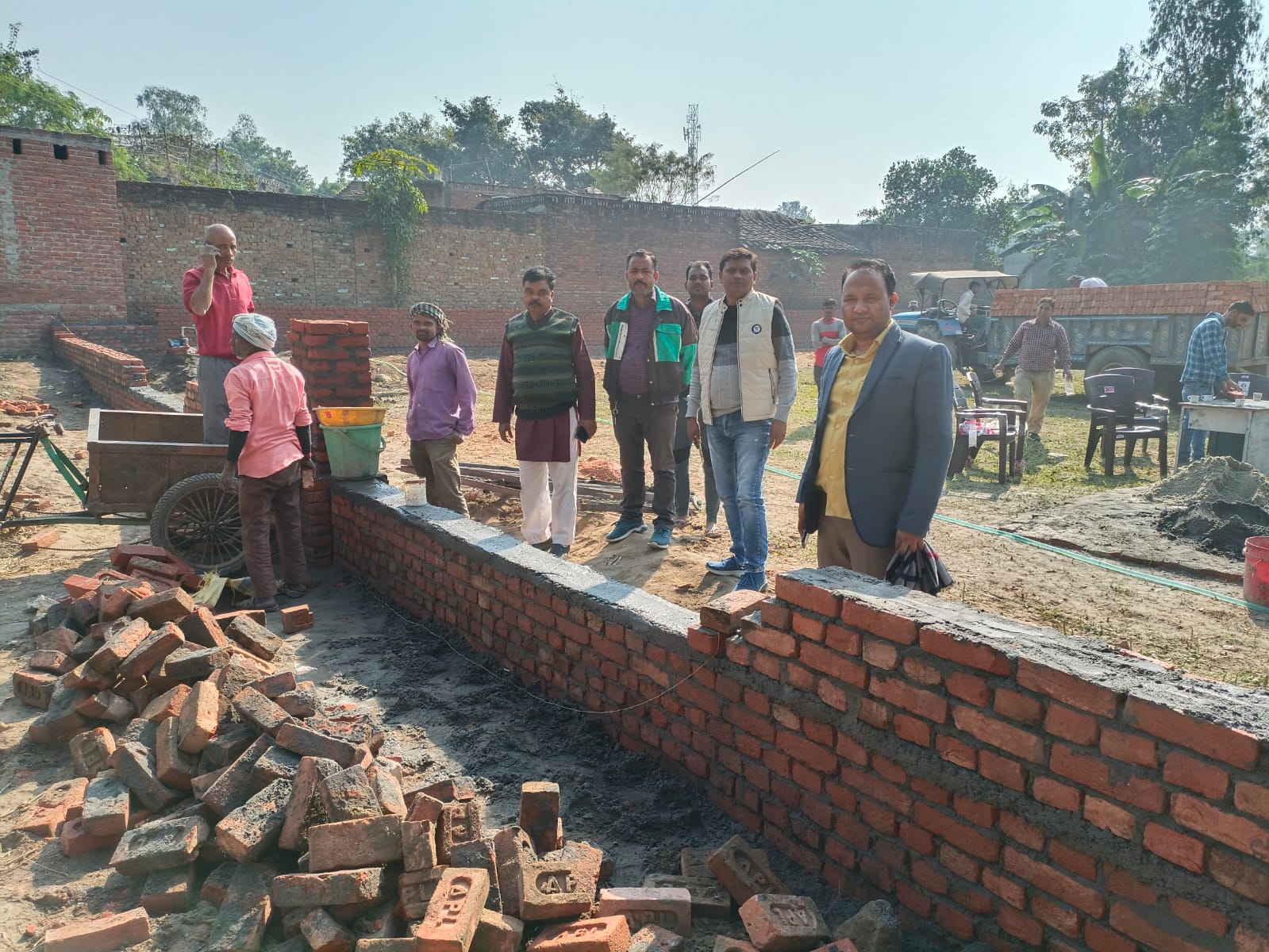 पीलीभीत:निर्माणाधीन हर्बल पार्क एवं जिम का खण्ड विकास अधिकारी ने औचक निरीक्षण किया। कार्य को 15 दिसम्बर तक पूर्ण कराने के निर्देश सचिव को दिए।