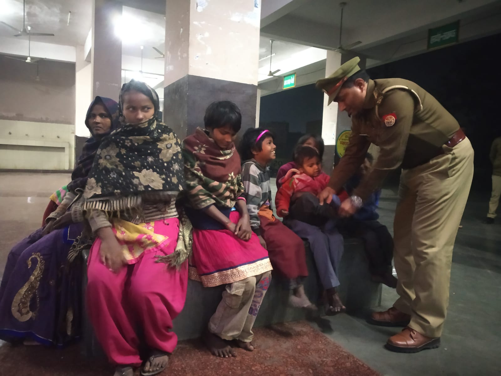 फर्रुखाबाद : कोतवाली प्रभारी गरीबों के लिए बने मसीहा