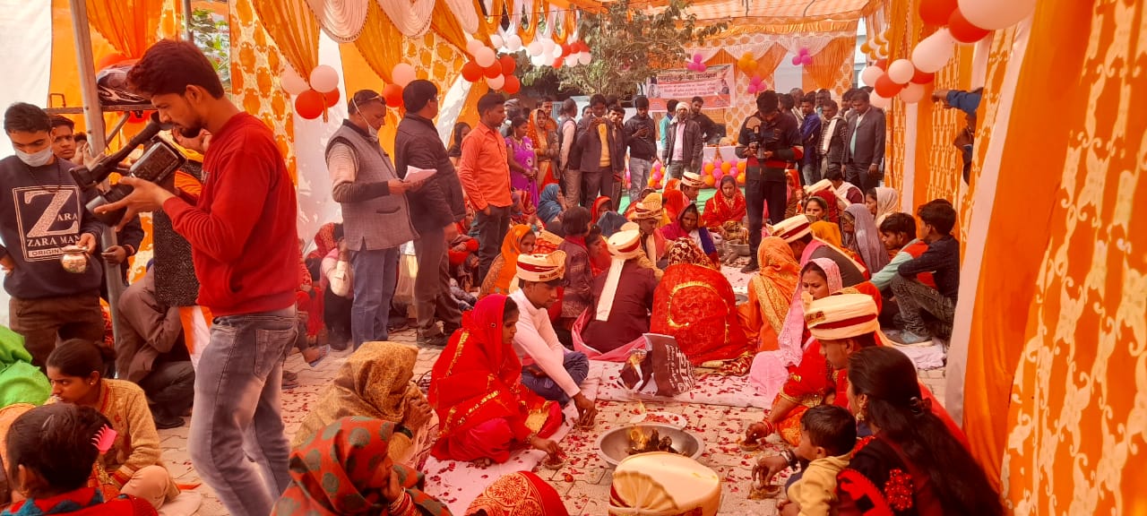 बरेली - रामनगर ब्लाक में मुख्यमंत्री सामूहिक विवाह योजना में वैवाहिक बंधन में बंधे 15 जोडे।