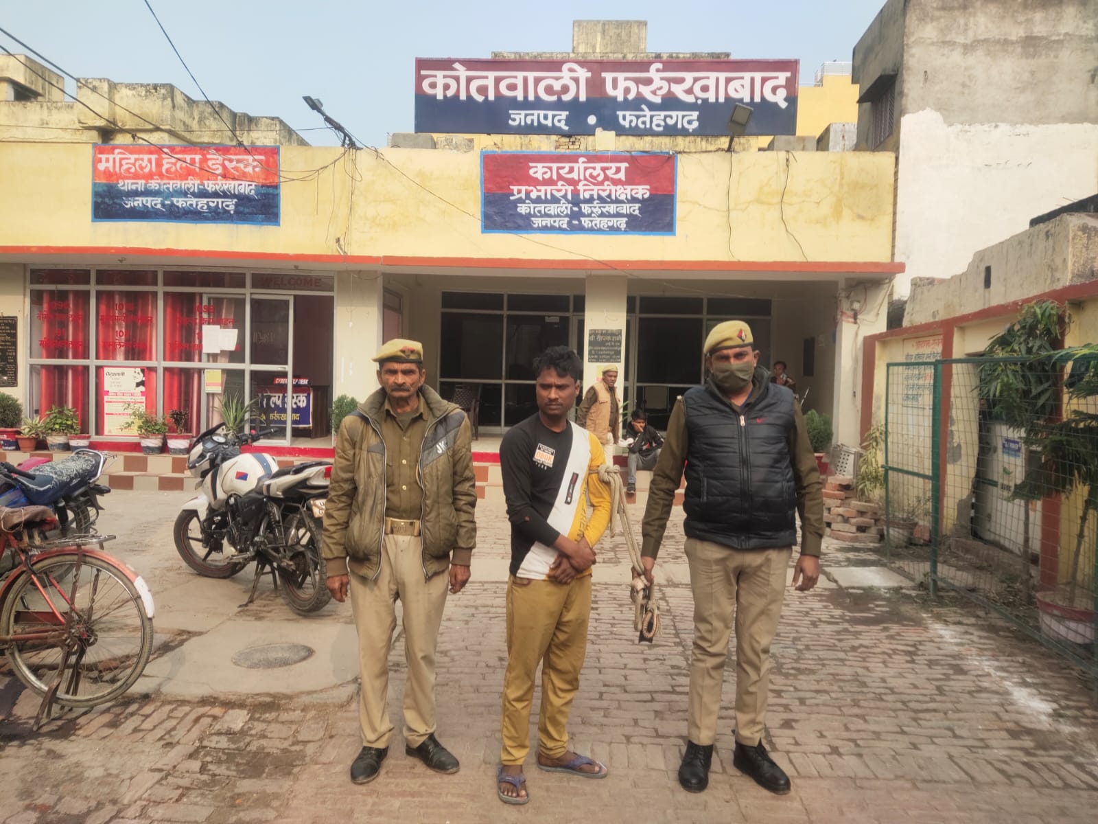फर्रुखाबाद:चोरी के मुकदमे में फरार चल रहे अभियुक्त को पुलिस ने गिरफ्तार कर भेजा जेल
