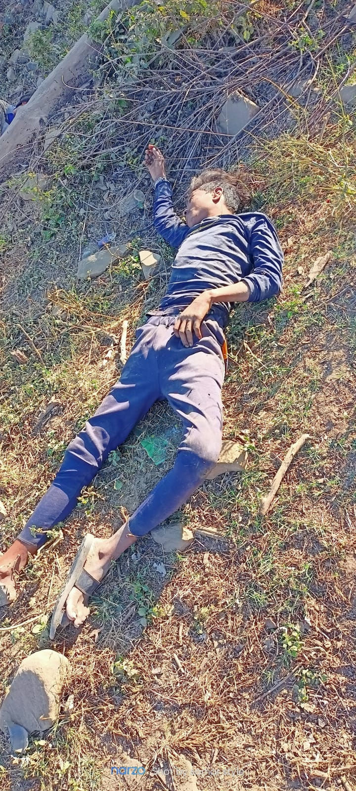 शिवपुरी :-शराब के नशे धुत्त बाइकसवार हुए दुर्घटनाग्रस्त, बाकड़े मंदिर के पास हुआ हादसा, डायल 100 ने बचाई जान
