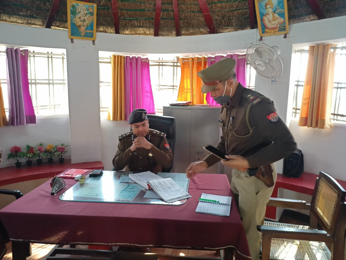 डीआईजी रेंज देवीपाटन द्वारा थाना पयागपुर जनपद बहराइच का आकस्मिक निरीक्षण कर सम्बन्धित को दिये गये आवश्यक दिशा-निर्देश