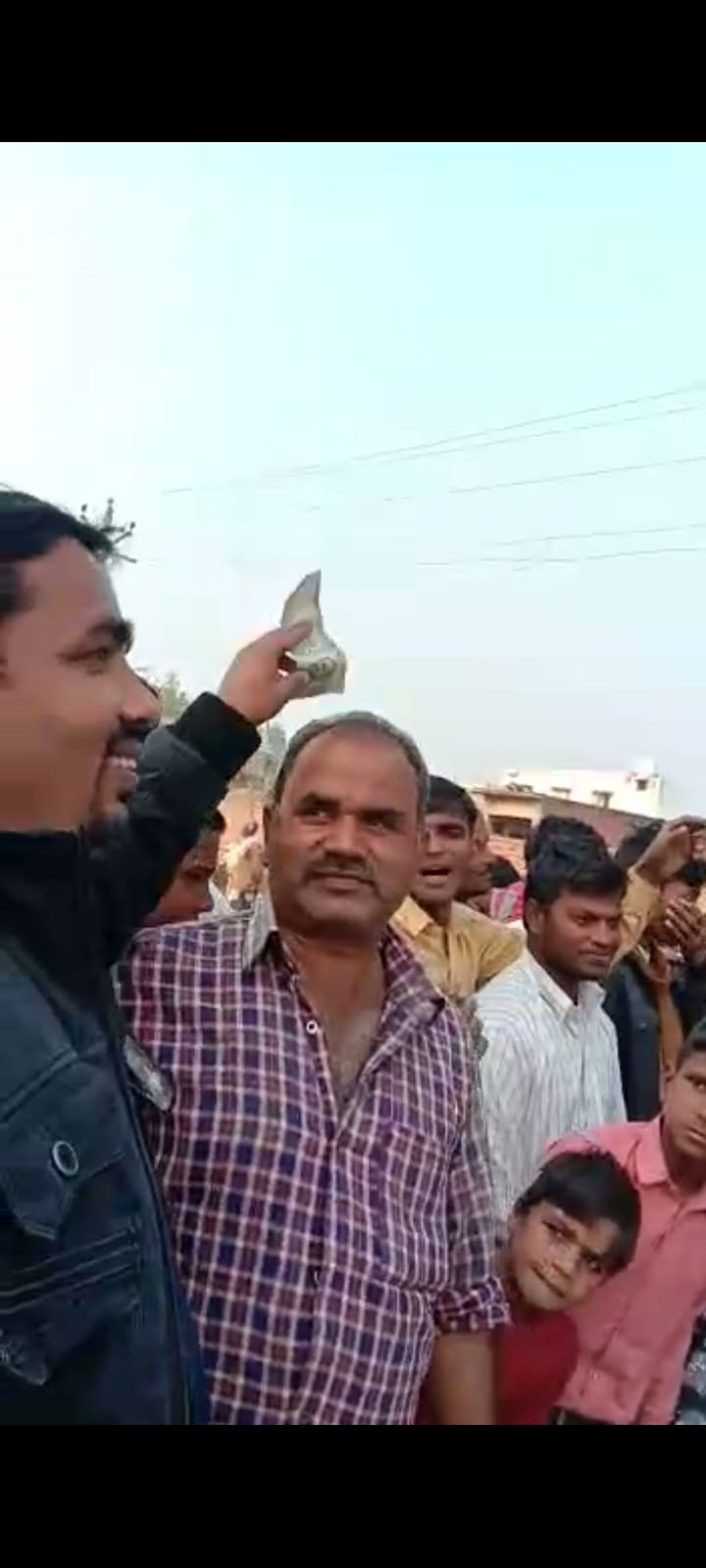 बरेली-स्कूल टाइम में मास्साब रंगशाला में नाच रही नृतिकीयो पर उड़ाने लगे नोट