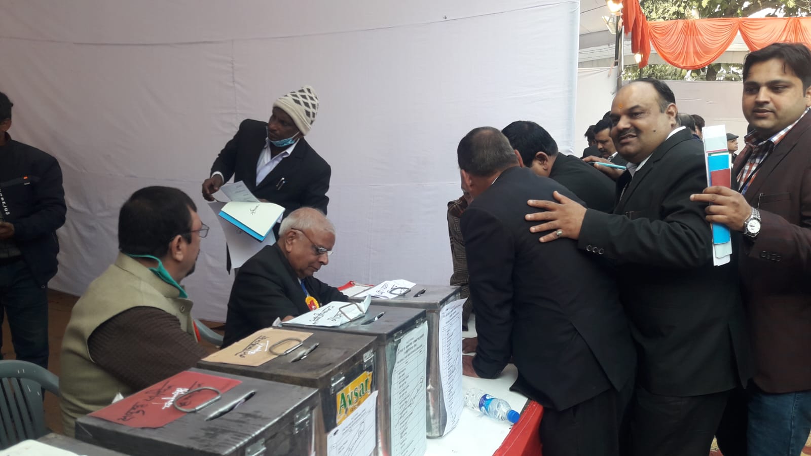 बरेली-बार एसोसिएशन 2056 की पोलिंग में 1860 की पोलिंग