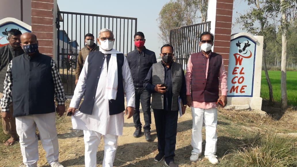 बरेली-कान्हा गौशाला का निरीक्षण करने पहुंचे बहोरन लाल मौर्य