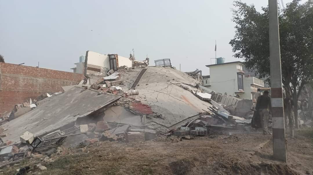 बरेली-BDA की बड़ी कार्यवाही,तस्कर के अवैध  निर्माण पर चला बुलडोजर