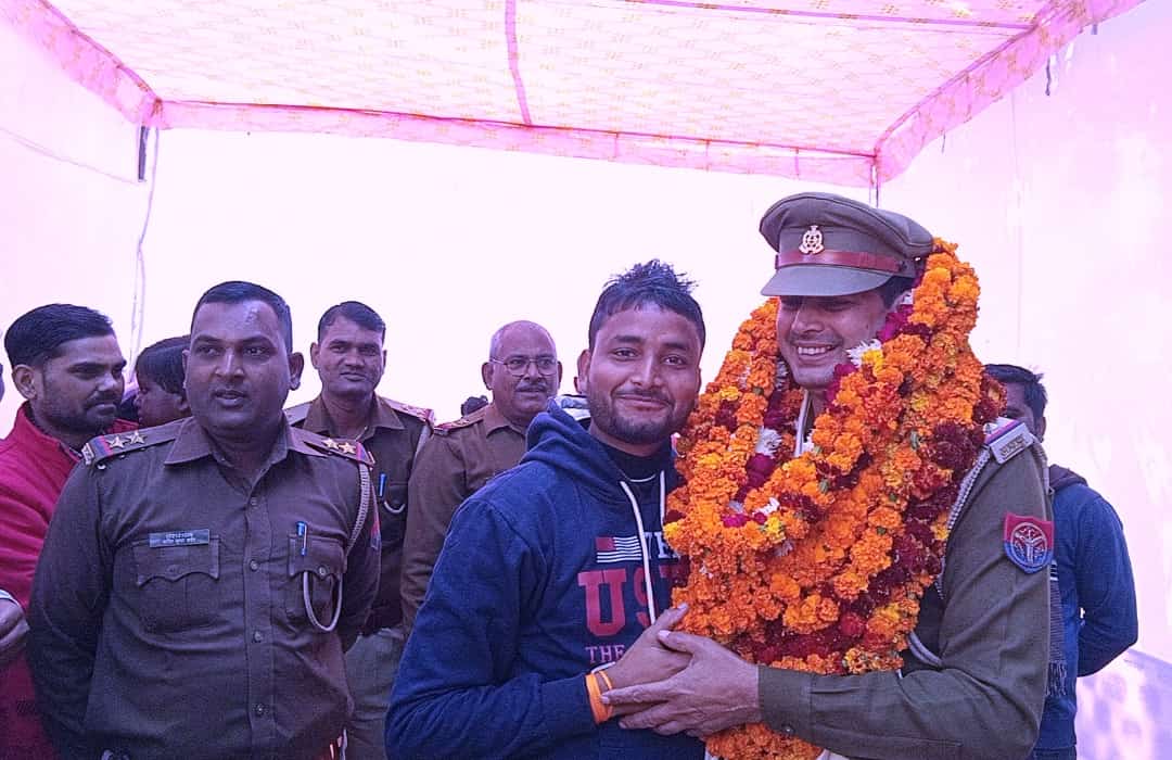 बरेली-क्योलड़िया थाना प्रभारी के तबादले के बाद फूल मालाओं के साथ विदाई
