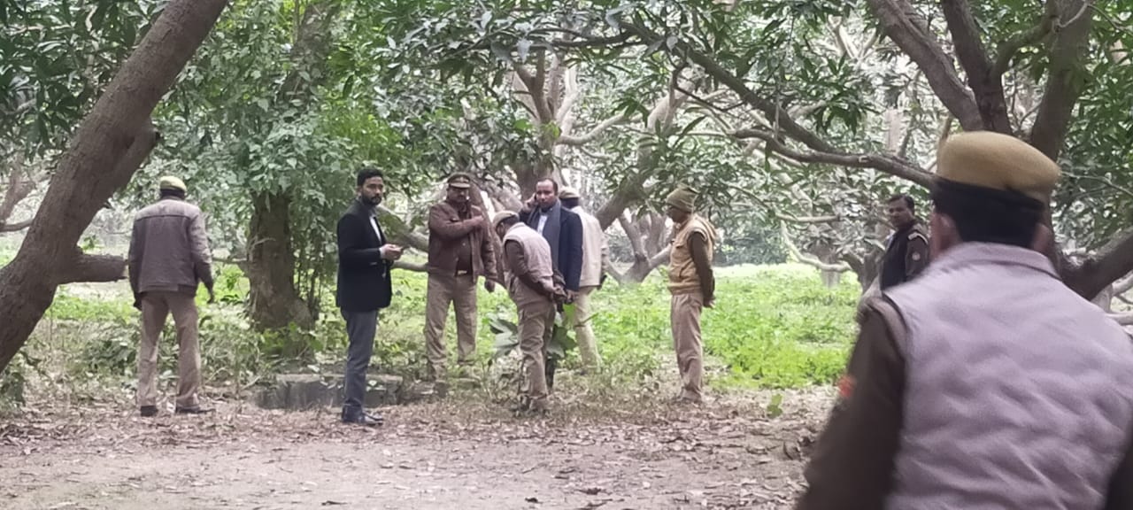 बहराइच:तमोलिनपुरवा गाँव में रेलवे लाइन के समीप स्थित बाग के कुएं में मिला कई दिन पुराना खूंखार जंगली जानवर का शव।