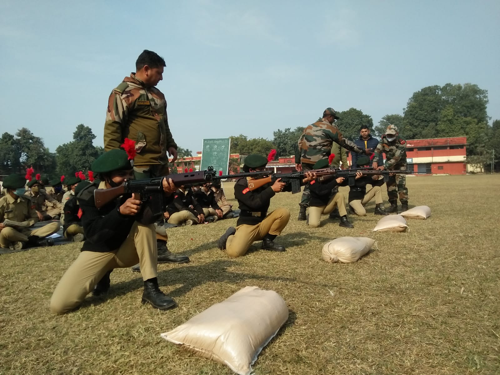 बरेली-:-एनसीसी कैम्प में कैडेटों ने सीखा एक गोली एक दुश्मन का लक्ष्य,
