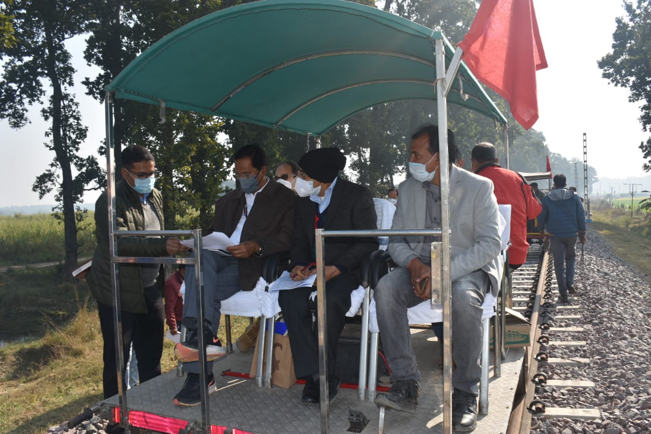 बरेली- पूरनपुर रेलवे खण्ड का गहन निरीक्षण किया