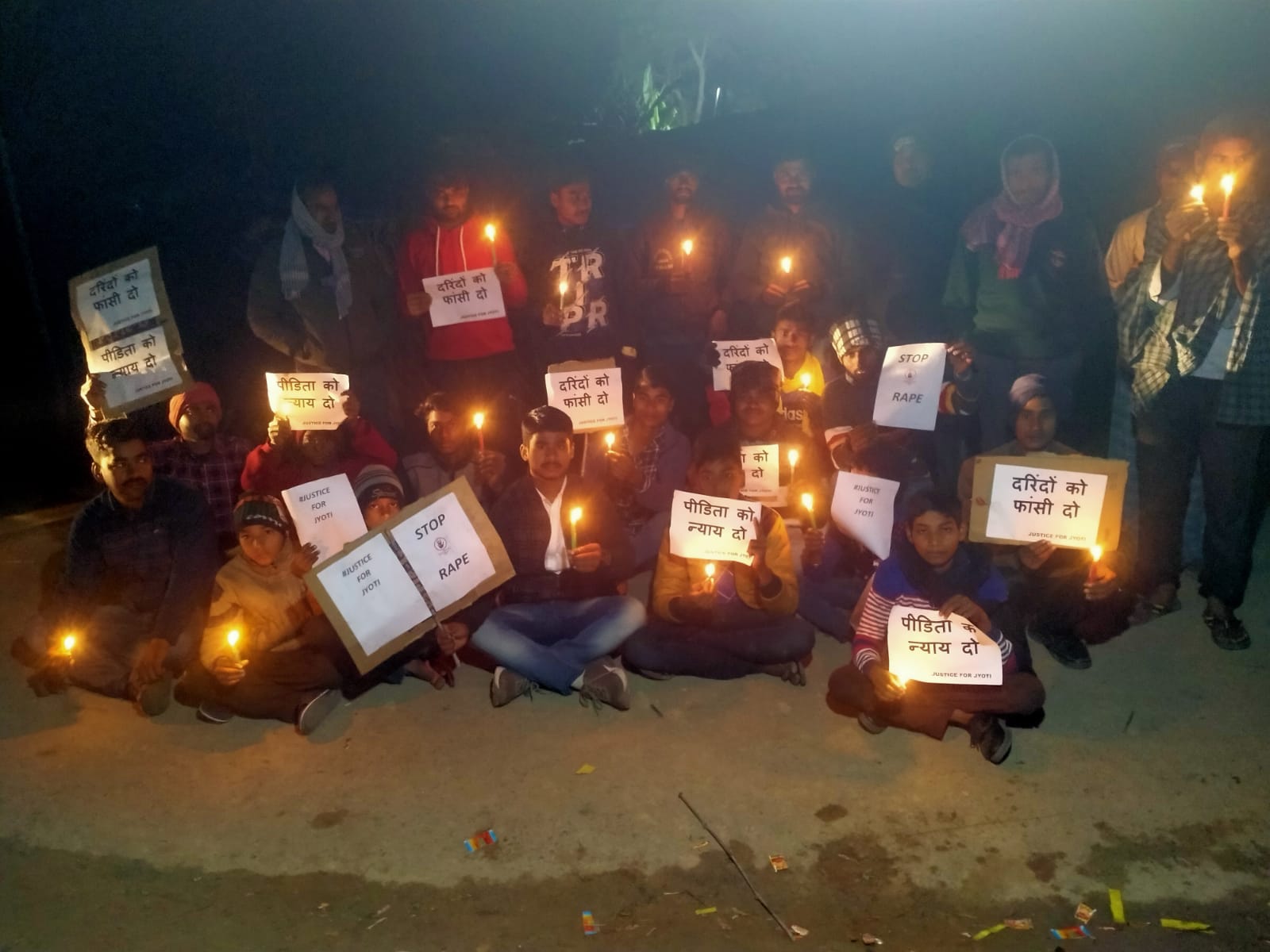 जौनपुर:मिर्जापुर में बच्ची के साथ दरिंदगी करने वालो को फांसी की मांग हुई तेज, कही ज्ञापन , कही कैंडल मार्च के साथ नारेबाजी