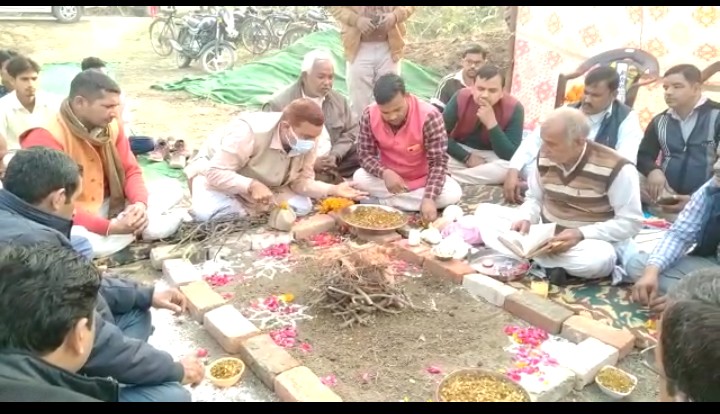 बरेली -मुड़िया चौधरी में सांसद प्रतिनिधि ने किया चरागाह विकास कार्यक्रम का शुभारंभ