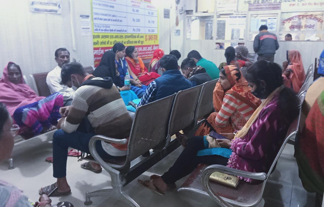 फर्रुखाबाद : माडर्न अल्ट्रासाउंड पर उड़ रही कोविड-19 धज्जियां।